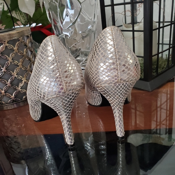 RAMPAGE Silver Classic Pump "Nicki" Sz 6 Excellent - Picture 7 of 14